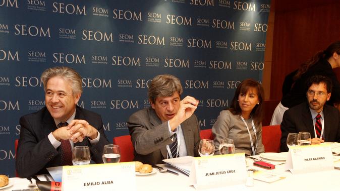 <p>De izquierda a derecha, Emilio Alba, Juan Jesús Cruz, Pilar Garrido y César A. Rodríguez. Imagen SEOM</p>