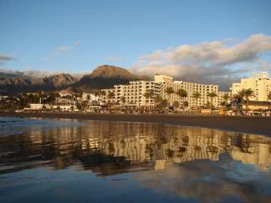 <p>La vulnerabilidad de Canarias es de por sí elevada debido a la fragilidad que supone su naturaleza insular. En la fotografía, la playa de las Américas en la isla de Tenerife. Imagen: <a href="http://www.flickr.com/photos/gkshots/4190832387/sizes/l/" target="_blank">G.e.o.r.g.e</a></p>