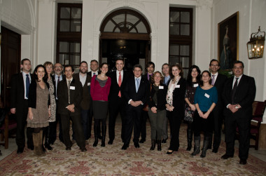 <p>Foto de familia en la Embajada de España en Londres. Imagen: Embajada de España en Londres.</p>