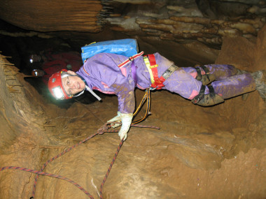 <p>La investigadora del MNCN, Ana Camacho, durante la toma de muestras en la cueva de Goikoetxe, Vizcaya. (Carlos Puch)</p>