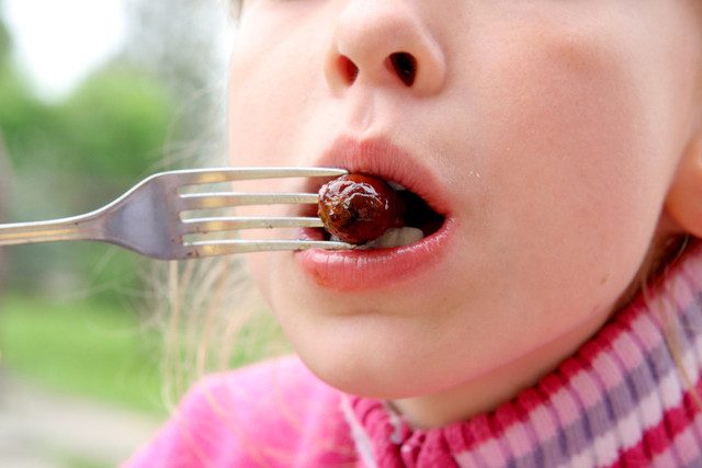 La última revisión de la IARC no le pide a la gente dejar de comer carnes procesadas, sino que limite su consumo. / Fotolia