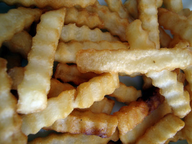 <p>En 2009, el contenido total de grasa trans en las patatas fritas y nuggets cayó en todos los países europeos estudiados. Imagen: <a href="http://www.flickr.com/photos/c3lsius/759910512/sizes/l/" target="_blank">c3lsius_bb.</a></p>