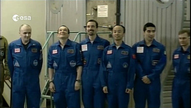 <p>La tripulación de Mars500, minutos después de abandonar los módulos. Imagen: ESA.</p>