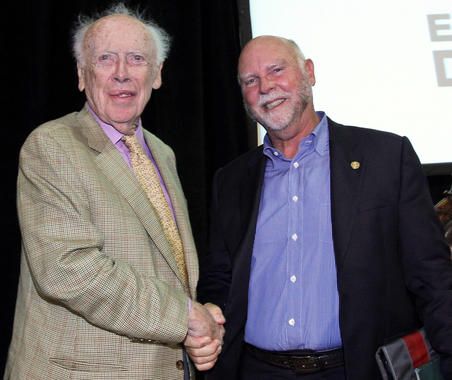 <p>James Watson y Craig Venter se daban la mano ayer en el Trinity College de Dublín. Su relación de amor y odio aún continúa. Imagen: SINC</p>