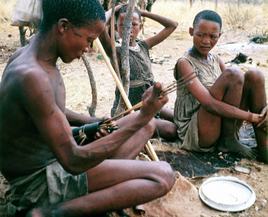<p>Bosquimanos ǃKung del Kalahari que han sido objeto de la investigación antropológica. / Polly Wiessner</p>