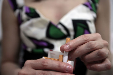 <p>Las madres que fuman durante el embarazo tienen bebés de 180 a 230 gramos más delgados que las que no fuman. Imagen: SINC. </p>