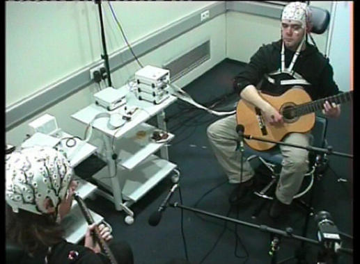 <p>Midieron la actividad cerebral de los músicos mediante electrodos y lograron calcular la sincronización entre los miembros del dueto. Imagen: Instituto Max Planck</p>