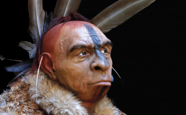 <p>Reconstrucción de neandertal realizada por el paleoartista Fabio Fogliazza, del Laboratorio de Paleontología del Museo de Historia Natural de Milán, que se basó en indicios del uso de plumas por parte de esta especie. / Museo de la Evolución Humana (Burgos). Junta de Castilla y León</p>