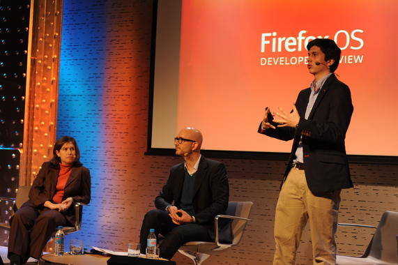<p>Stormy Peters (Mozilla), Carlos Domingo (Telefónica) y Javier Agüera (Geeksphone). Imagen: Geeksphone.</p>