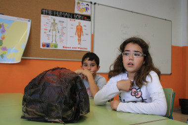 <p>En el Colegio Público Taibique de El Pinar (El Hierro) construyen réplicas de rocas volcánicas y aprenden a conocerlas. Imagen: SINC</p>