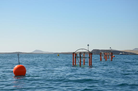 <p>Mesocosmos instalados en aguas de Taliarte (Gran Canaria) cerca de las instalaciones de la Plataforma Oceánica de Canarias (PLOCAN). Fotos PLOCAN. </p>