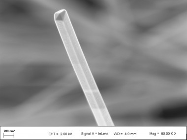 <p>Extremo de un nanohilo de plata observado al microscopio electrónico de barrido. Foto: ITMA</p>