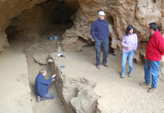 <p>Los científicos, en Jarama VI durante la toma de muestras de noviembre de 2010 / Jesús F. Jordá.</p>