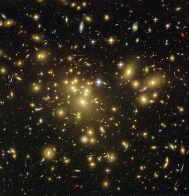 <p>Los investigadores han estudiado unos 8.000 cúmulos de galaxias. Imagen: Hubble Space Telescope.</p>