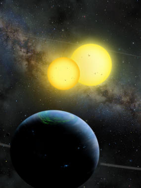 <p>Ilustración de un planeta orbitando alrededor de un sistema con dos soles. Imagen: Lynette Cook.</p>