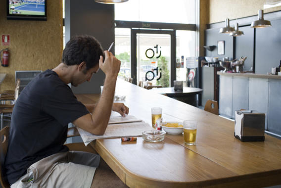 <p>Un joven fuma en un bar. Imagen: SINC</p>