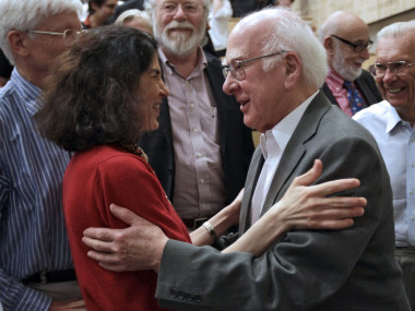 <p>El físico británico Peter Higgs felicita a la portavoz del experimento ATLAS, Fabiola Gianotti. Imagen: EFE.</p>