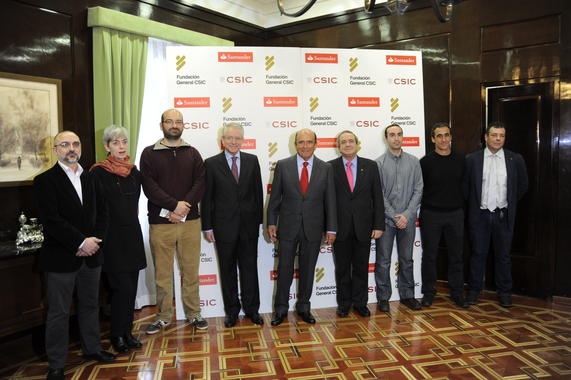 <p>El presidente del CSIC, Emilio Lora-Tamayo, el presidente de Banco Santander, Emilio Botín, y el director general de la Fundación General CSIC, Miguel García Guerrero, junto a los investigadores responsables de los Proyectos Cero. / CSIC</p>