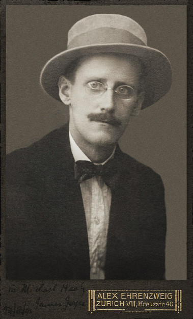 <p>James Joyce fotografiado por Alex Ehrenzweig en 1915. Imagen: Wikipedia</p>