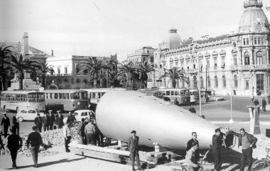 <p>En 1965 el submarino Peral fue cortado en tres partes para sacarlo del Arsenal de Cartagena./ Casaú</p>