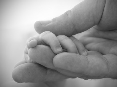 <p>Los hombres pierden testosterona cuando acaban de ser padres y lo hacen en mayor cantidad cuanto más comprometidos estén con los cuidados del bebé. Imagen: Giles Cook</p>