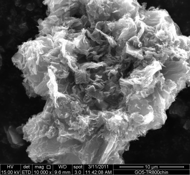 <p>Láminas de grafeno obtenidas mediante reducción térmica orientadas al azar. Imagen de microscopia electrónica de barrido cedida por el INCAR-CSIC.</p>