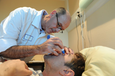 <p>Test de ojos a un ‘camanauta’. / ESA</p>