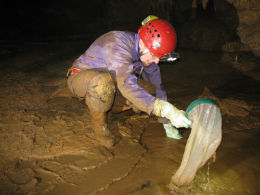 <p>La investigadora del MNCN, Ana Camacho, durante la toma de muestras en la cueva de Goikoetxe, Vizcaya. (Carlos Puch)</p>