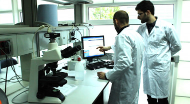 <p>David Horna (right) in Aglaris Cells labs. / PCM</p>