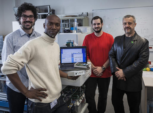 <p>Luis Romeral, a la derecha, con su equipo en el MCIA Innovation Electronics de CIT UPC. / Ramón Fornel</p>