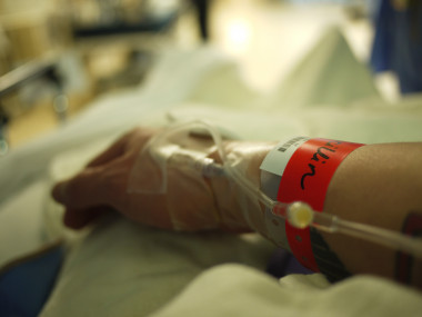 <p>A menudo los afectados por el Síndrome de Vómitos Cíclicos tienen que ser hospitalizados para evitar que se deshidraten. Imagen: Thirteen Of Clubs</p>