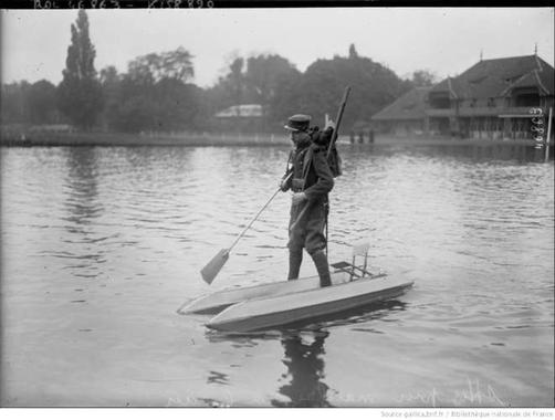<p>La imaginación para tomar la delantera en el frente no tenía límites, como este ingenio desarrollado por el ejército francés para patinar sobre el agua. / Bibliothèque Nationale de France</p>
