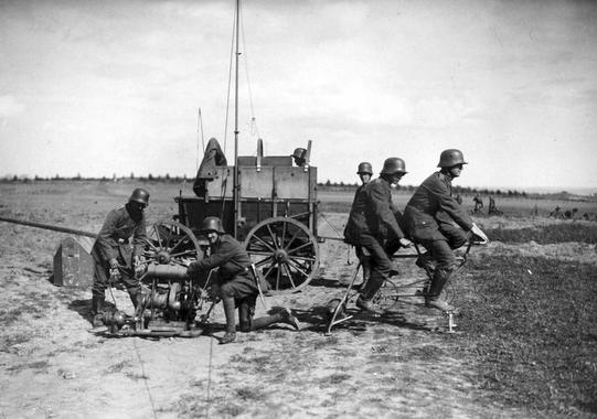<p>Un equipo alemán de comunicaciones, en el Frente Occidental, usando una bicicleta tándem para alimentar el generador de la estación de radio. / Archivo Nacional Alemán</p>