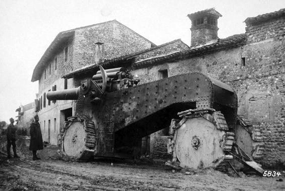 <p>Gigantesco cañón italiano localizado en las cercanías de Udine. Los ingenieros de ambos bandos probaron a agrandar las armas, llegando a tamaños como el de la imagen. De este modelo, solo se fabricaron 50 ya que su excesivo tamaño lo hacía enormemente costoso e inoperativo para la batalla (Italia). / National Archive</p>
