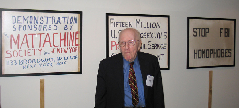 <p><strong>Frank Kameny.</strong> Astrónomo estadounidense y activista por los derechos LGTB. Fue despedido de su trabajo en el ejército por ser homosexual. En su lápida dice “Gay is good”.</p>