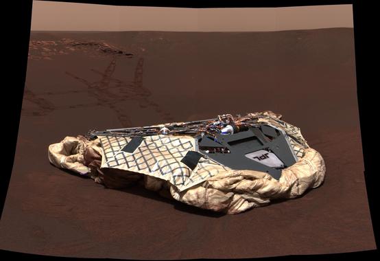 <p>El módulo ya vacío que permitió aterrizar a Opportunity en Marte. La foto fue tomada por el propio rover nada más llegar al planeta rojo el 25 de enero de 2004. / NASA / JPL / Cornell</p>