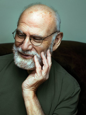 <p><strong>Oliver Sacks. </strong>Neurólogo y divulgador británico autor de éxitos de ventas como <em>El hombre que confundió a su mujer con un sombrero</em>. En 2015 declaró en su biografía su homosexualidad. El personaje de Robin Williams en la película <em>Despertares</em> está basado en él.</p>