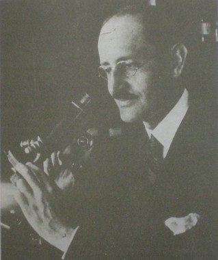 <p><strong>Pío del Río Hortega. </strong>Médico e investigador español que trabajó con Ramón y Cajal y descubridor de la microglía, un tipo de célula del tejido nervioso. Su ideología de izquierdas y su homosexualidad hicieron que sus méritos fueran ignorados. Murió exiliado en Buenos Aires en 1945.</p>