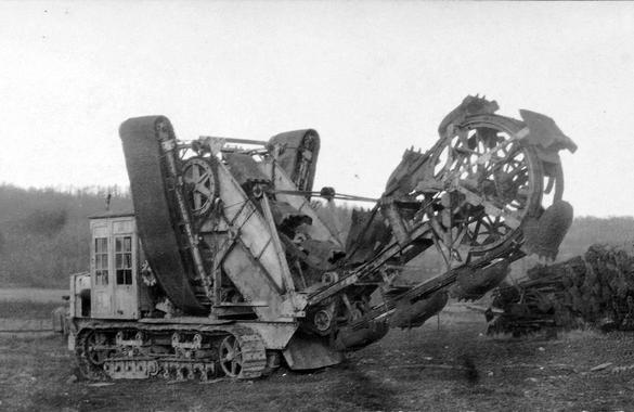 <p>La guerra de trincheras llegó a su punto máximo de brutalidad y mortalidad en el Frente Occidental. Se construyeron centenares de kilómetros en estructuras donde los soldados podían pasar meses. La mayoría se hizo a pico y pala pero se inventaron artilugios como esta máquina alemana de excavación de trincheras. / Museo del Aire y del Espacio de San Diego</p>
