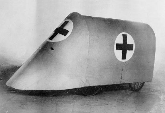 <p>Vehículo experimental blindado de la Cruz Roja. Las ruedas estrechas y una carrocería excesivamente baja lo hicieron fracasar en los embarrados y tortuosos frentes de la Primera Guerra Mundial. / Library of Congress </p>