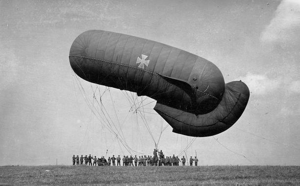 <p>En ambos bandos era común el uso de globos de observación que se usaban para hacer incursiones de pocos kilómetros detrás de las líneas del frente. Los globos eran de una tela resistente e iban rellenos de gas de hidrógeno. Su naturaleza inflamable llevó a la destrucción de cientos de ellos. Los observadores iban suspendidos en una pequeña plataforma. / Benjamin Hirschfeld</p>