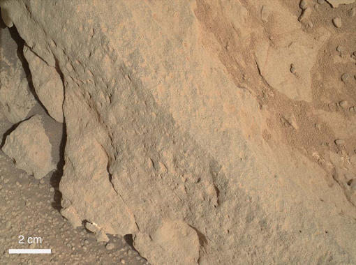 <p>Fotografía tomada por el instrumento MAHLI el 6 de enero de este año en la que se observa una extraña erosión, que los científicos han bautizado como "huella de serpiente". / AAAS-Science</p>