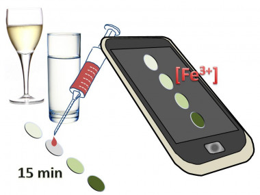 <p>Una gota de fluido sobre el material inteligente informa del hierro en sangre, agua o vino con la ayuda del móvil. / UBU</p>