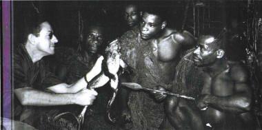 <p>Jordi Sabater Pi con un ejemplar de la rana goliath./ Fundació Catalana per a la Recerca</p>