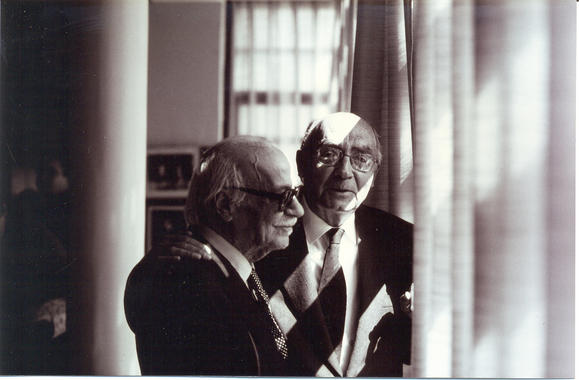 <p><strong>9. Física y palabras.</strong> El escritor argentino Ernesto Sábato (Rojas, 1911 - Santos Lugares, 2011), en la foto con Saramago, trabajó en el Laboratorio Curie en París y en el Instituto Tecnológico de Massachusetts (EE UU) después de obtener un doctorado en Física. / <a href="http://www.flickr.com/photos/fjsaramago/4524907961/sizes/l/in/photostream/" target="_blank">Fundación José Saramago</a></p>