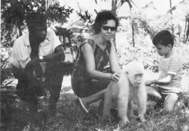 <p>La mujer de Sabater Pi con Copito. / Jordi Sabater Pi / UB</p>