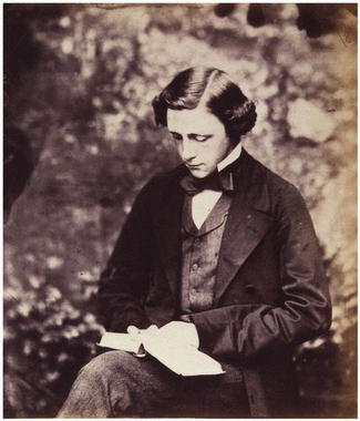 <p><strong>6. Alicia, su musa.</strong> A Lewis Carroll (Cheshire, 1832 – Surrey, 1898), autor de <em>Alicia en el País de las Maravillas,</em> le apasionaban las adivinanzas y los rompecabezas. El escritor fue profesor de matemáticas y lógica durante más de 20 años. / <a href="http://commons.wikimedia.org/wiki/File:Lewis_Carroll_Self_Portrait_1856_circa.jpg" target="_blank">Wikipedia</a></p>