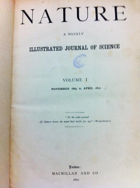 <p>En el anexo cordobés del IGME es posible hojear el primer ejemplar de <em>Nature.</em> / SINC </p>