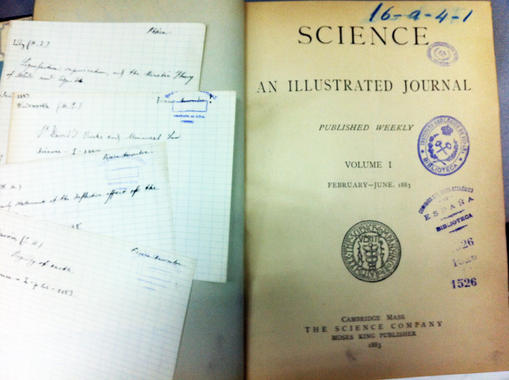 <p>El primer volumen de <em>Science</em>, cuya portada está mancillada por escudos y números de registro, guarda incluso las tarjetitas de préstamo de la época, en papel cuadriculado. / SINC </p>