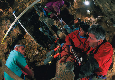 <p>Trabajos de excavación en la Sima de los Huesos por parte de Arsuaga y su equipo. /Madrid Scientific Films</p>
